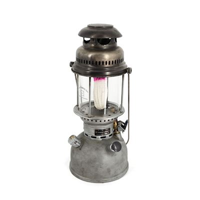 Lampe à pétrole BW PETROMAX d'origine dans sa caisse de transport en tôle d'occasion