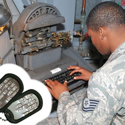 Estampage des plaques d'identité US DOG TAG
