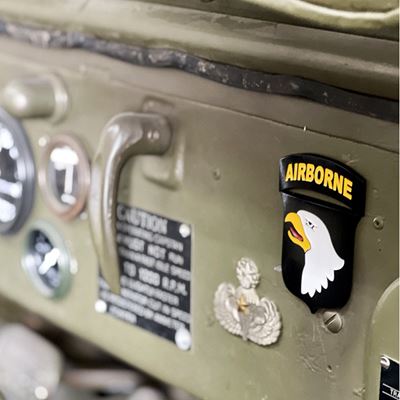 Insigne métallique 101st Airborne Division avec autocollant ostatní 443504 3