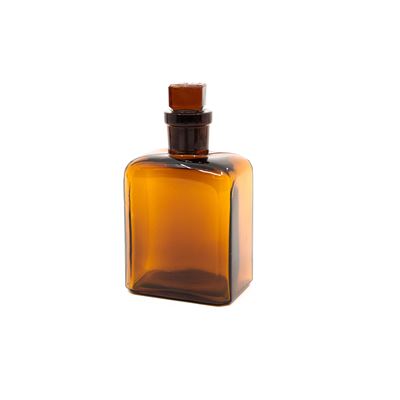 Bouteille en verre carrée avec goulot étroit taillé 150 ml MARRON