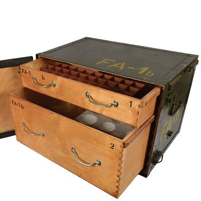 Caisse en bois avec deux tiroirs AČR/ČSLA sanitaire