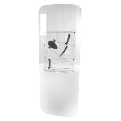 Bouclier anti-frappe haut et anguleux tenu dans la main gauche.