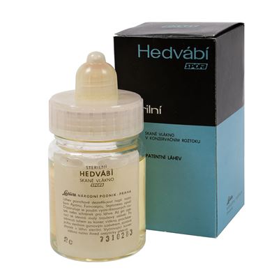 Fils de soie stérilisés dans un flacon de 20 g dans une solution conservatrice.