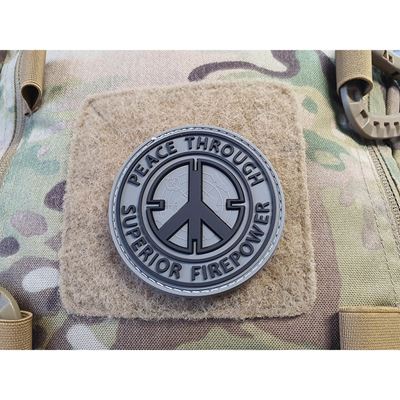 Écusson PEACE THROUGH SUPERIOR FIREPOWER plastique velcro GRIS