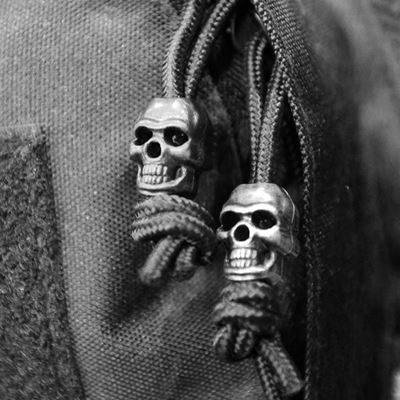 Perle CRÂNE en plastique à enfiler sur un cordon ARGENTÉ