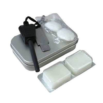Kit dans une boîte avec équipement pour faire du feu